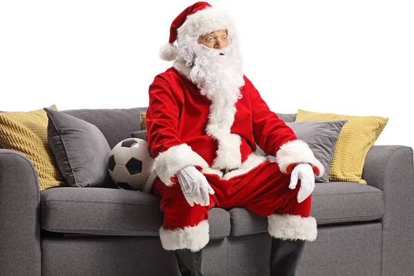 Сюрпированный Санта Клаус Сидит Диване Футбольным Мячом Белом Фоне — стоковое фото