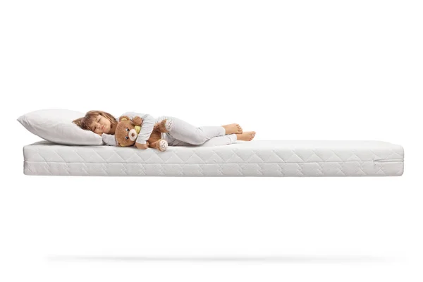Kleines Mädchen Schlafanzug Hält Einen Teddybär Und Schläft Auf Einer — Stockfoto