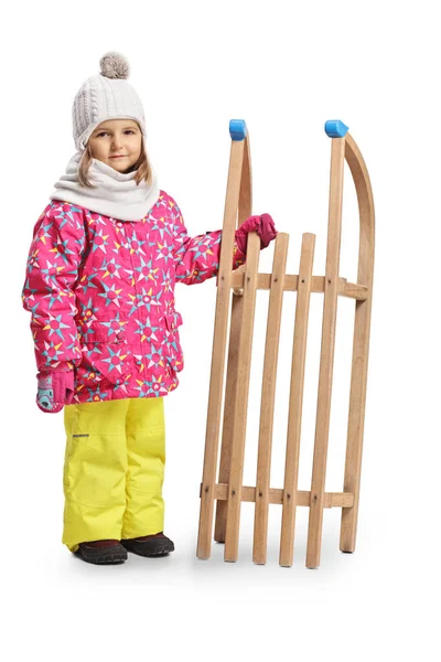 Pełna Długość Portret Dziewczynki Zimowych Ubraniach Stojących Drewnianymi Saniami Izolowane — Zdjęcie stockowe