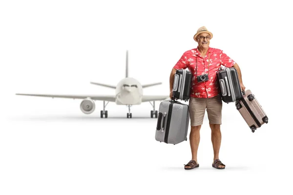 成熟的男性游客 在被白色背景隔离的飞机前面有许多手提箱 — 图库照片
