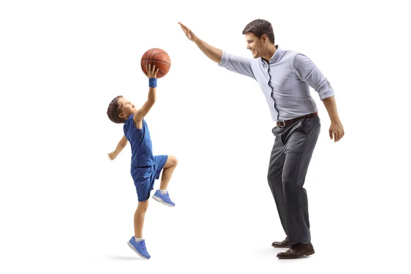 Ganzkörperaufnahme Eines Vaters Und Seines Sohnes Beim Basketballspielen Isoliert Auf — Stockfoto