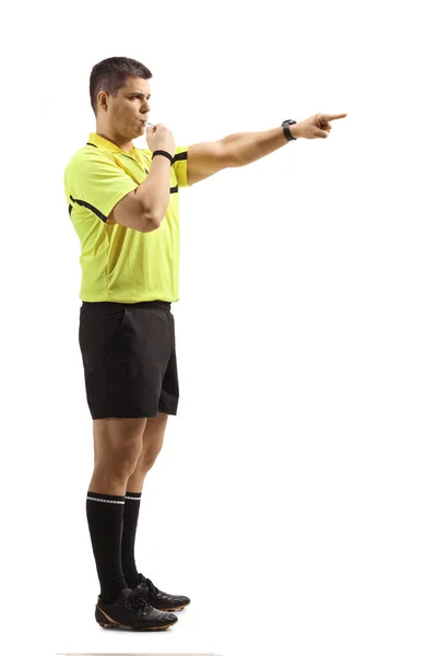 Pełny Profil Zdjęcie Sędziego Piłki Nożnej Dmuchając Gwizdek Wskazując Palcem — Zdjęcie stockowe
