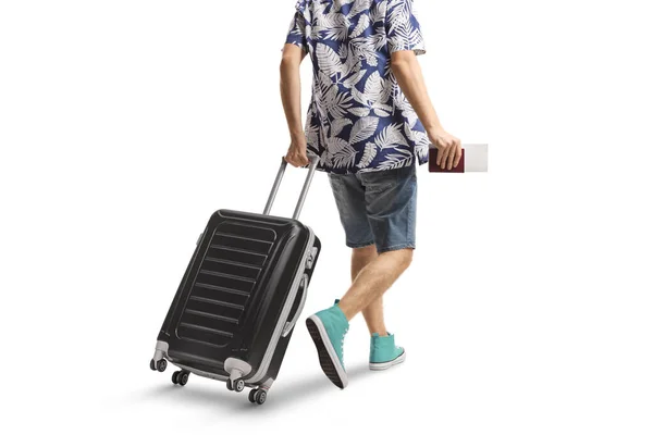 スーツケースを引っ張り白い背景に隔離されたパスポートを持っている男性の乗客の後部ビューショット — ストック写真
