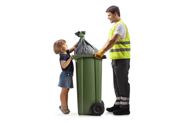 Coletor Resíduos Segurando Uma Lixeira Verde Uma Criança Jogando Saco — Fotografia de Stock