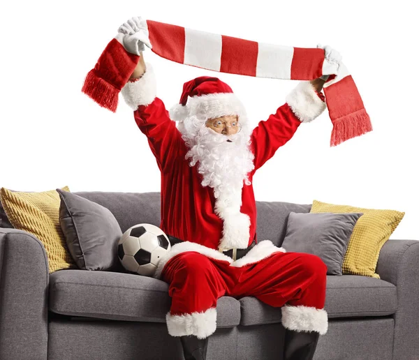Возбужденный Санта Клаус Сидит Диване Футбольным Мячом Аплодирует Шарфом Белом — стоковое фото