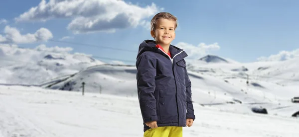 雪の山に防水冬服を着た少年 — ストック写真
