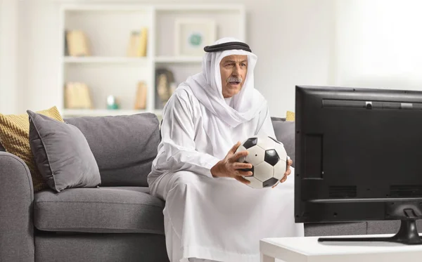 Arabische Man Een Badjas Die Een Voetbal Vasthoudt Thuis Een — Stockfoto