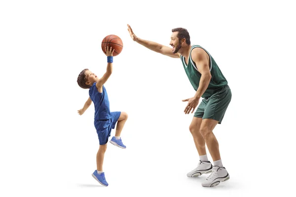 フル長さプロファイルショットの大人バスケットボール選手プレーバスケットボールとともに子供隔離された白の背景 — ストック写真