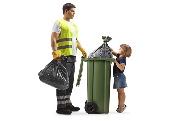 带着垃圾箱的废物收集器和一个小女孩扔了一个用白色背景隔开的袋子 — 图库照片