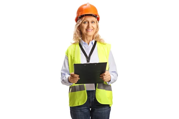 身穿安全背心 头戴安全帽的女工程师对着被白色背景隔离的摄像机微笑 — 图库照片