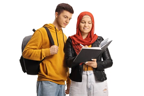 Ragazzo Studentessa Con Hijab Leggendo Libro Insieme Isolati Sfondo Hite — Foto Stock