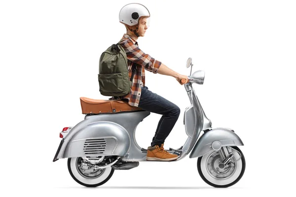 白い背景に隔離されたスクーターに乗るヘルメットを持つ男性学生 — ストック写真