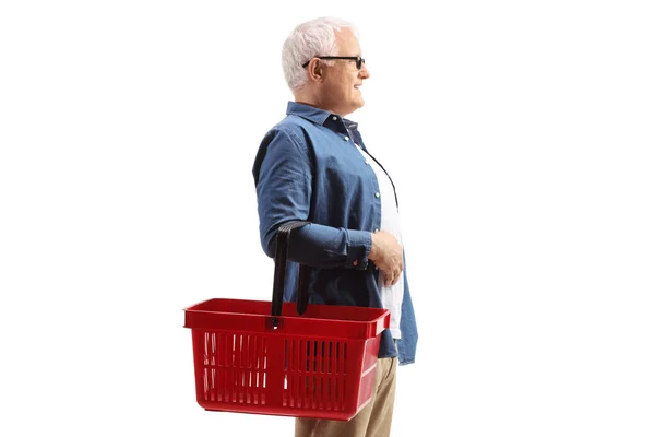 Beyaz Arka Planda Kırmızı Bir Alışveriş Sepetiyle Dikilen Sıradan Bir — Stok fotoğraf