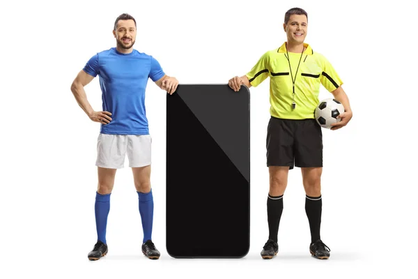 Schiedsrichter Und Ein Fußballer Stützen Sich Auf Ein Smartphone Auf — Stockfoto