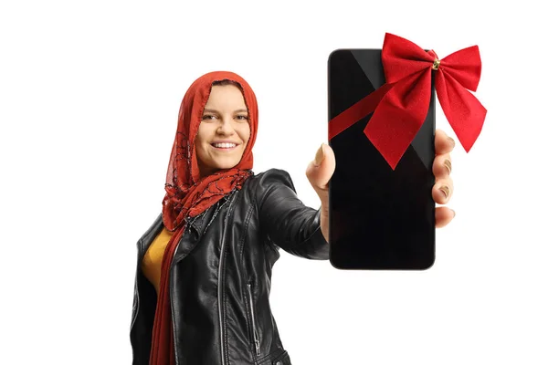 Молодая Женщина Хиджабом Показывает Смартфон Красной Лентой Изолированной Белой Спинке — стоковое фото