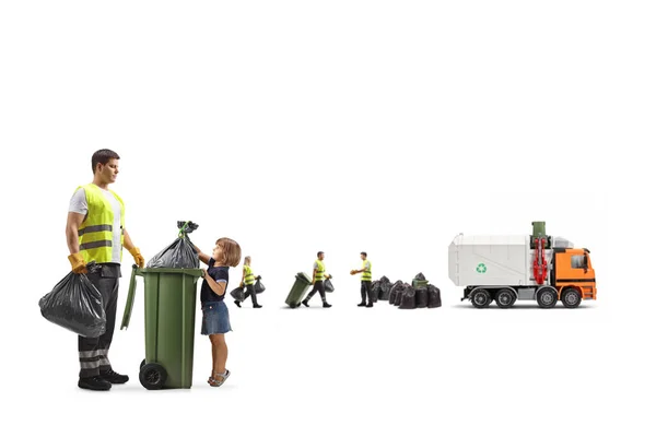 ゴミ収集車のあるゴミ収集車と白い背景に隔離された袋を投げ女の子 — ストック写真