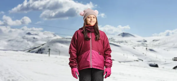 Flicka Bär Vattentäta Vinterkläder Snöig Skidort — Stockfoto