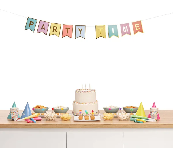 パーティーの時間 ケーキとクッキーと白い背景に隔離された木製のテーブルのパーティーの好意 — ストック写真