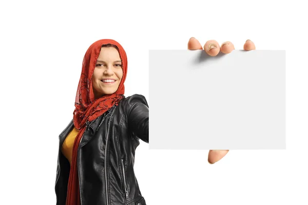 Jeune Femelle Avec Hijab Tenant Petit Carton Blanc Isolé Sur — Photo