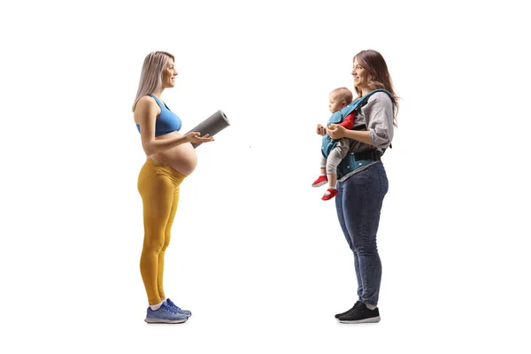 Spor Giyimli Hamile Bir Kadının Beyaz Arka Planda Bebeğiyle Izole — Stok fotoğraf