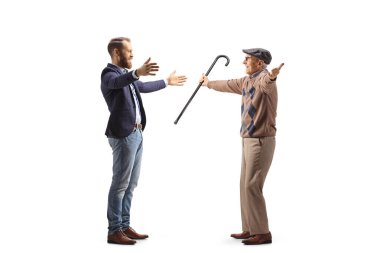 Genç bir adamın beyaz arka planda izole edilmiş son sınıf öğrencisiyle buluşmasının tam boy profil fotoğrafı.