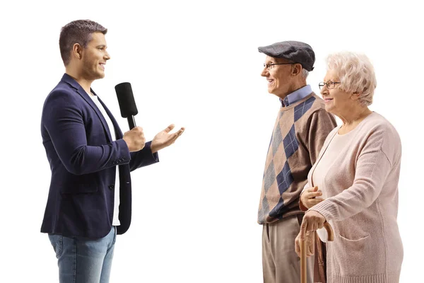 Reportero Masculino Entrevistando Una Pareja Ancianos Aislada Sobre Fondo Blanco — Foto de Stock
