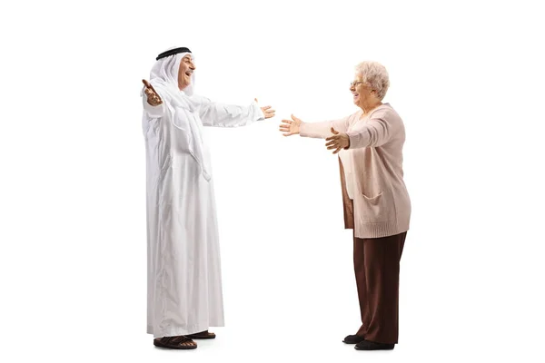 Pełna Długość Zdjęcia Dojrzałego Araba Szlafroku Witającego Starszą Panią Odizolowaną — Zdjęcie stockowe