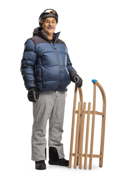 Starší Muž Zimním Oblečení Stojící Dřevěnými Saněmi Izolované Bílém Pozadí — Stock fotografie