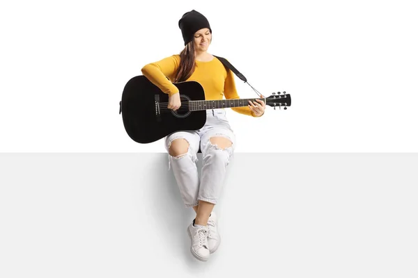 Plně Dlouhý Portrét Mladé Trendy Ženy Hrající Akustickou Kytaru Sedící — Stock fotografie