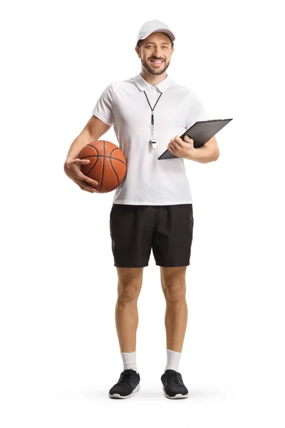 一个篮球教练拿着一个球和一块用白色背景隔开的剪贴板的全长肖像 — 图库照片