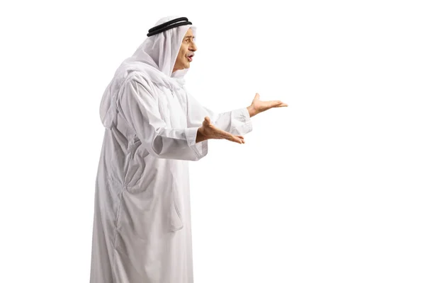 フル長いですプロフィールショットの怒っています成熟したアラブ人の男でローブジェスチャーとともに手孤立上の白い背景 — ストック写真