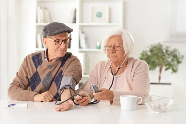 Elderly Woman Checking Blood Pressure Elderly Man Home — Stock Photo, Image