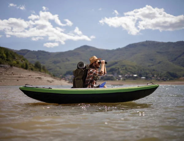 Hombre Con Bakcpack Usando Binoculares Una Canoa Lago Montaña — Foto de Stock