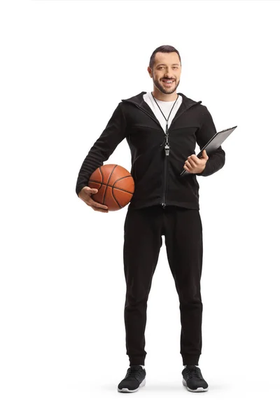 白地にボールとクリップボードを持つバスケットボールトレーナーの完全な長さの肖像画 — ストック写真