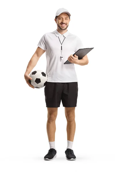 全长肖像画一个足球教练拿着一个球和一个剪贴板隔离在白色背景下 — 图库照片