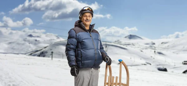 Reifer Mann Winterkleidung Steht Mit Holzschlitten Auf Einem Skigebiet Den — Stockfoto