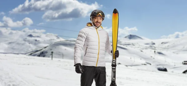 Joven Con Esquí Equipo Posando Una Estación Esquí — Foto de Stock