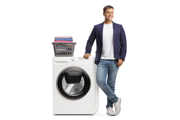Çamaşır Makinesine Yaslanan Beyaz Arka Planda Izole Bir Şekilde Gülümseyen — Stok fotoğraf
