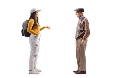 Sırt çantalı bir kız öğrencinin beyaz arka planda izole edilmiş yaşlı bir adamla konuşurken tam boy profil fotoğrafı.