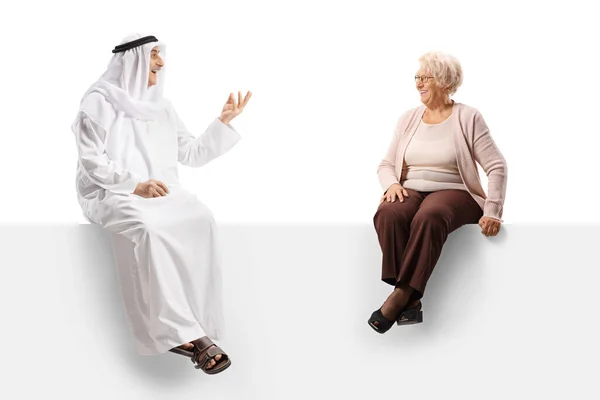 Homem Árabe Roupão Étnico Uma Mulher Idosa Sentada Painel Branco — Fotografia de Stock