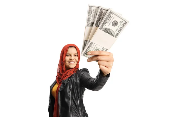 Jovem Mulher Vestindo Hijab Mostrando Dinheiro Frente Câmera Isolada Backgroun — Fotografia de Stock