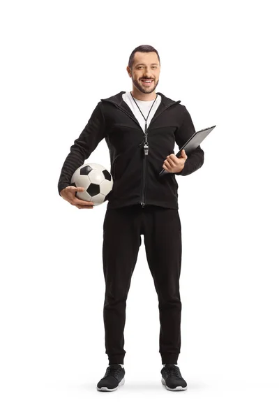 ボールを保持するサッカートレーナーの完全な長さの肖像画と白の背景に隔離されたクリップボード — ストック写真