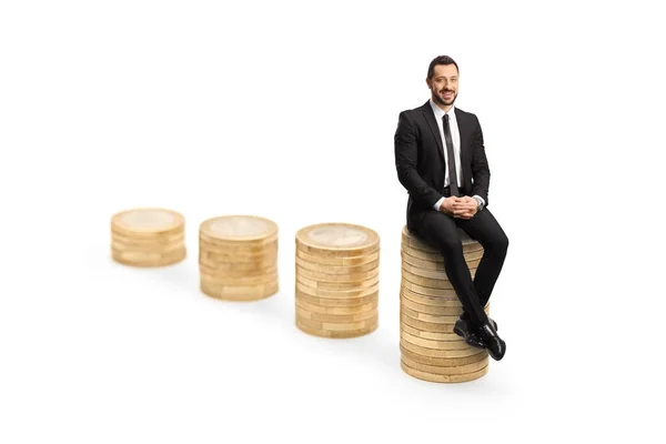 Бизнесмен Сидящий Самой Высокой Куче Монет Изолированы Белом Фоне — стоковое фото