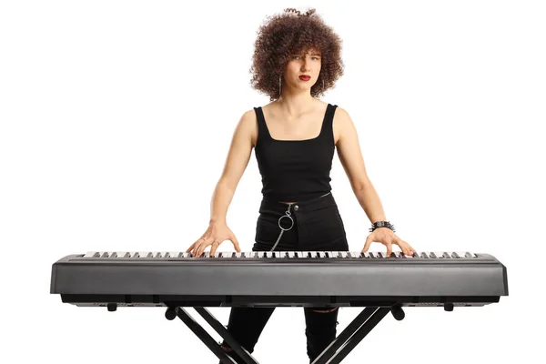 머리가 곱슬곱슬 디지털 피아노를 연주하는 여자는 배경에 떨어져 — 스톡 사진