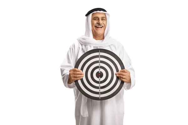 白い背景に隔離されたダーツボードを保持している白いローブの笑顔アラブ人 — ストック写真