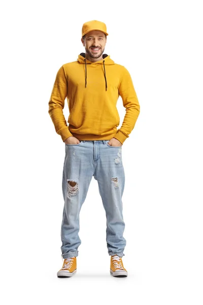 Portret Młodego Mężczyzny Żółtej Bluzie Kapturem Dżinsach Pozujących Rękami Kieszeniach — Zdjęcie stockowe