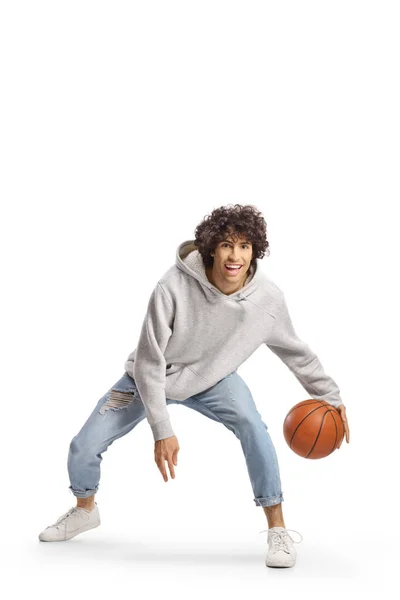 若いです男でジーンズ遊びバスケットボール隔離された白い背景 — ストック写真