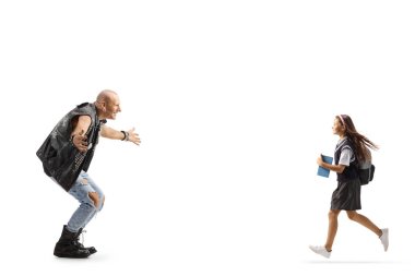 Bir rock yıldızını kucaklamak için koşan bir kızın beyaz bir grupta izole edilmiş uzun metrajlı fotoğrafı.