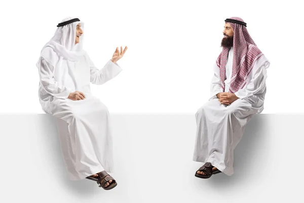 Dois Homens Árabes Sentados Painel Branco Tendo Uma Conversa Isolada — Fotografia de Stock