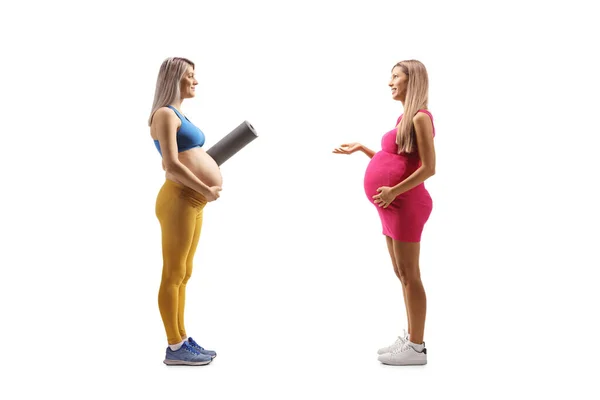 Dvě Těhotné Ženy Vedou Rozhovor Izolované Bílém Pozadí — Stock fotografie